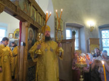 Епископ Воскресенский Дионисий совершил Литургию по случаю престольного праздника храма бессребреников Космы и Дамиана на Маросейке