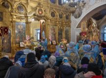 Митрополит Воскресенский Дионисий совершил Литургию в храме иконы Божией Матери «Знамение» в Переяславской Слободе