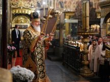 В день памяти святителя Петра Святейший Патриарх Кирилл совершил Литургию в Успенском соборе Московского Кремля