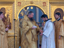 Митрополит Воскресенский Дионисий совершил Литургию в храме равноап. кн. Владимира в Московском епархиальном доме