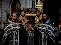 В канун Великой Субботы епископ Павлово-Посадский Фома совершил утреню с чином погребения в Храме Христа Спасителя