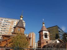 Епископ Наро-Фоминский Парамон освятил накупольный крест для дома причта в Ховрине