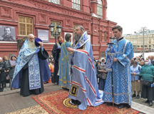 Митрополит Воскресенский Дионисий совершил молебен в Иверской часовне у Воскресенских ворот