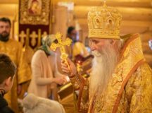 Епископ Дмитровский Феофилакт совершил Литургию в храме равноапостольной Нины в Черемушках