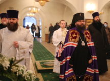 Архиепископ Егорьевский Матфей совершил Литургию в храме преподобного Серафима Саровского в Раеве
