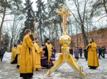 Епископ Сергиево-Посадский Фома освятил накупольный крест для храма при Психиатрической клинической больнице № 1
