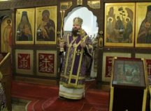 В Неделю Торжества Православия епископ Наро-Фоминский Парамон совершил Литургию в храме Живоначальной Троицы в Хорошеве