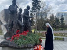 Митрополит Воскресенский Дионисий возложил цветы к памятнику участникам ликвидации последствий аварии на Чернобыльской АЭС на Поклонной горе