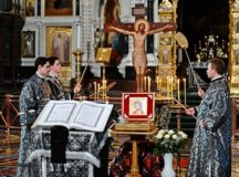 В канун пятницы Страстной седмицы утреню с чтением двенадцати Страстных Евангелий в Храме Христа Спасителя совершил епископ Истринский Серафим