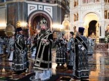 В Великий Вторник митрополит Воскресенский Дионисий совершил Литургию в Храме Христа Спасителя