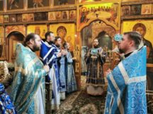 В праздник Благовещения Пресвятой Богородицы епископ Зеленоградский Савва совершил Литургию в храме прп. Марона пустынника в Старых Панех