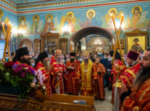 В Неделю 2-ю по Пасхе епископ Можайский Леонид совершил Литургию на московском подворье Оптиной пустыни