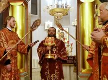 Архиепископ Егорьевский Матфей возглавил пасхальные богослужения в храме прп. Серафима Саровского в Раеве
