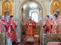 Митрополит Воскресенский Дионисий совершил Литургию в храме Девяти мучеников Кизических