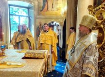 В Неделю Всех святых митрополит Астанайский Александр совершил Литургию в храме на Миусском кладбище