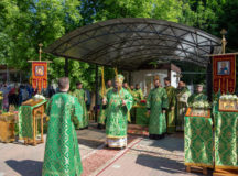 Епископ Наро-Фоминский Парамон возглавил торжества по случаю престольного праздника храма праведного Иоанна Кронштадтского в Головине