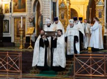 Митрополит Воскресенский Дионисий совершил в Храме Христа Спасителя молебен перед началом крестного хода с мощами благоверного князя Александра Невского