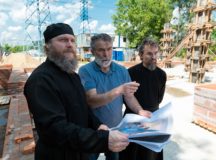 Председатель Финансово-хозяйственного управления посетил два объекта Программы строительства православных храмов в Москве