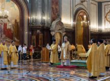 В день памяти первоверховных апостолов Петра и Павла митрополит Воскресенский Дионисий совершил Литургию в  Храме Христа Спасителя
