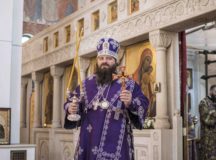 Епископ Наро-Фоминский Парамон совершил Литургию в храме Всемилостивого Спаса в Митине