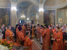 На Ваганьково молитвенно отметили престольный праздник храма Воскресения Словущего