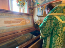 В день 20-летия перенесения мощей праведного Алексия Московского в храме святителя Николая Мирликийского в Кленниках состоялось архиерейское богослужение