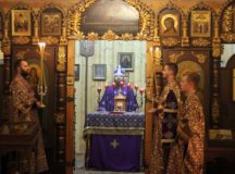 Епископ Наро-Фоминский Парамон совершил ночную Литургию в Крестовоздвиженском храме в Митине