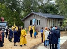 Епископ Наро-Фоминский Парамон освятил накупольный крест храма прп. Серафима Саровского на Шелепихе