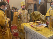 Епископ Истринский Серафим совершил Литургию в храме бессребреников Космы и Дамиана на Маросейке