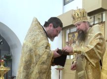 Митрополит Воскресенский Дионисий совершил Литургию в храме преподобного Сергия Радонежского в Крапивниках