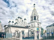 Храму иконы Божией Матери «Знамения» за Петровскими воротами передано здание в Колобовском переулке