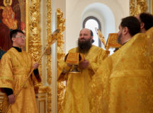 Епископ Наро-Фоминский Парамон совершил Божественную литургию в храме равноапостольных Константина и Елены в Митине