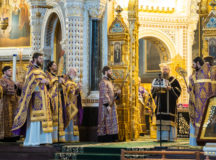 В день празднования первого и второго обретения главы Иоанна Предтечи митрополит Дионисий совершил Литургию в Храме Христа Спасителя