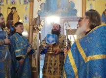 Епископ Наро-Фоминский Парамон совершил Литургию в храме Покрова Пресвятой Богородицы в Покровском-Стрешневе