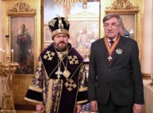 Митрополит Волоколамский Иларион вручил орден блгв. кн. Даниила Московского художественному руководителю хора «Мастера хорового пения»