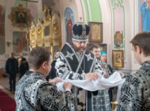 Епископ Одинцовский Фома возглавил Литургию Преждеосвященных Даров в храме Живоначальной Троицы на Воробьевых горах