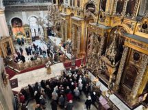 В праздник Воздвижения Креста Господня епископ Одинцовский Фома совершил Литургию в Богоявленском кафедральном соборе