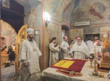 Епископ Луховицкий Евфимий совершил Литургию в храме Архангела Михаила в Овчинниках