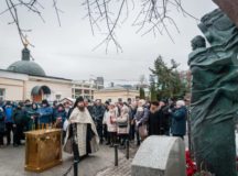В 85-ю годовщину со дня рождения Владимира Высоцкого на Ваганьковском кладбище молитвенно почтили его память