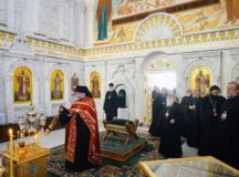 Члены Священного Синода совершили литию по почившим архиереям