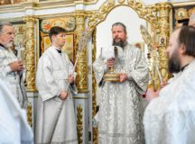 Митрополит Воскресенский Дионисий совершил Литургию и панихиду в храме Успения Пресвятой Богородицы на Чижевском подворье