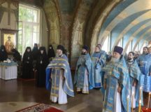 Престольный праздник Казанского храма отметили в Богородице-Рождественском ставропигиальном женском монастыре