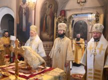Митрополит Волоколамский Антоний совершил Литургию на подворье Сербской Православной Церкви