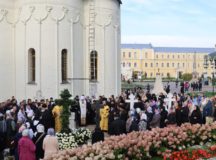Председатель Синодального отдела по монастырям и монашеству совершил Литургию в Троицком соборе Троице-Сергиевой лавры и панихиду на могиле архимандрита Матфея (Мормыля)