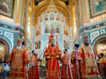 Митрополит Воскресенский Григорий совершил Литургию в Храме Христа Спасителя
