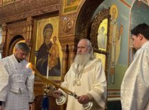 Митрополит Каширский Феогност совершил Литургию на московском подворье Оптиной пустыни