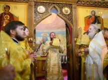 Митрополит Наро-Фоминский Никандр совершил Литургию в храме бессребренников Космы и Дамиана в Космодемьянском