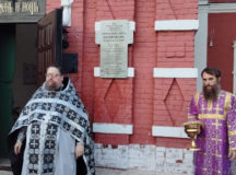 Мемориальную плиту в память о священномученике Александре Минервине установили в храме Рождества Христова в Варварине