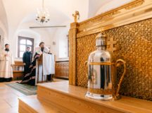 Митрополит Воскресенский Григорий совершил молебен на окончание мироварения в Донском монастыре