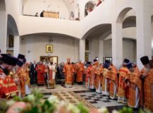 Митрополит Волоколамский Антоний возглавил Литургию в храме преподобного Сергия Радонежского на Ходынском поле